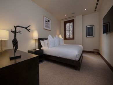 Luxury Mountain View Four Bedroom Plus Den Ski Condo