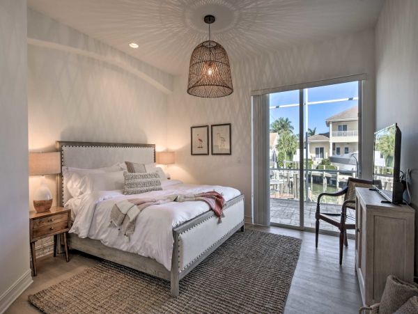 Luxury Canal Front 5 Bedroom Pool Home in Marco Island
