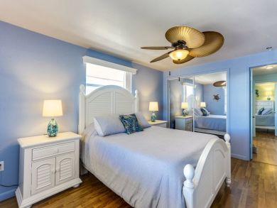 Beachside Two Bedroom Apartment 2 min Stroll to Beach