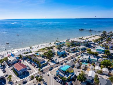 Beachside Two Bedroom Apartment 2 min Stroll to Beach