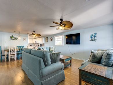 Beachside Two Bedroom Apartment 2 min Stroll to Beach