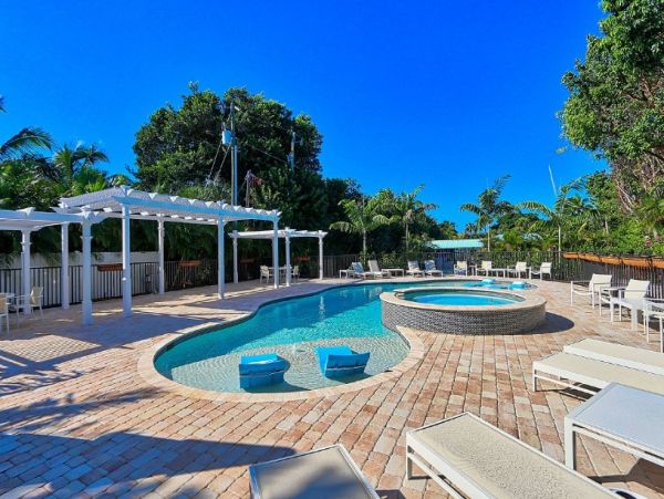 Beach Estate Main House & Cottage Six Bedrooms