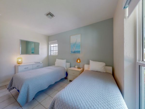 Canal Front 3 Bedroom Home Heated Pool & Dock  Marco Island