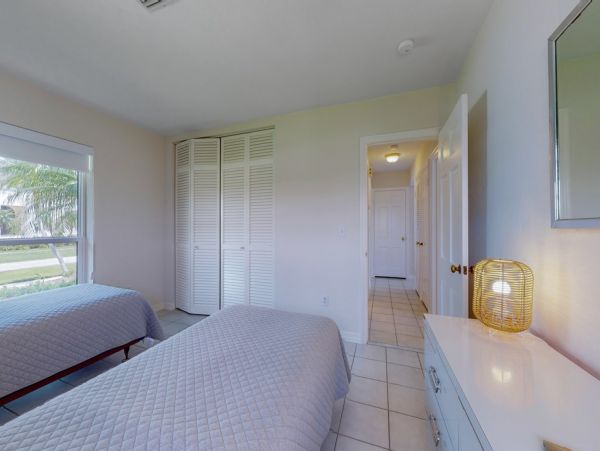 Canal Front 3 Bedroom Home Heated Pool & Dock  Marco Island