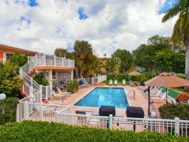 Walk to Beach One Bedroom Vacation Condo in Pompano Beach
