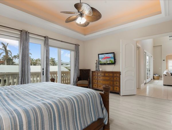 Luxury Waterfront Home Near Vanderbilt Beach - Your Perfect Vacation Retreat