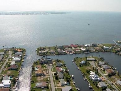 Canal Front 3 Bedrooms Home with Pool & Spa in Punta Gorda