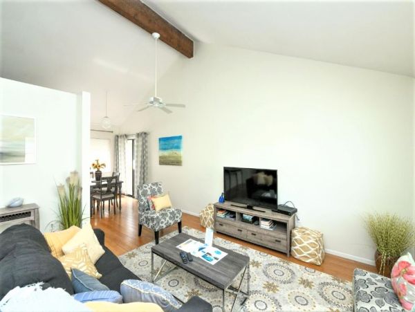 Charming 2 Bedroom Condo on Siesta Key Sleeps 6 Guests