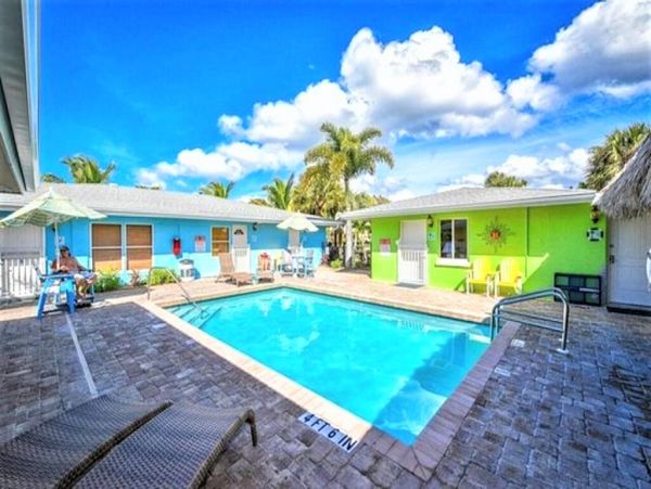 Charming 2 Bedroom Condo on Siesta Key Sleeps 6 Guests