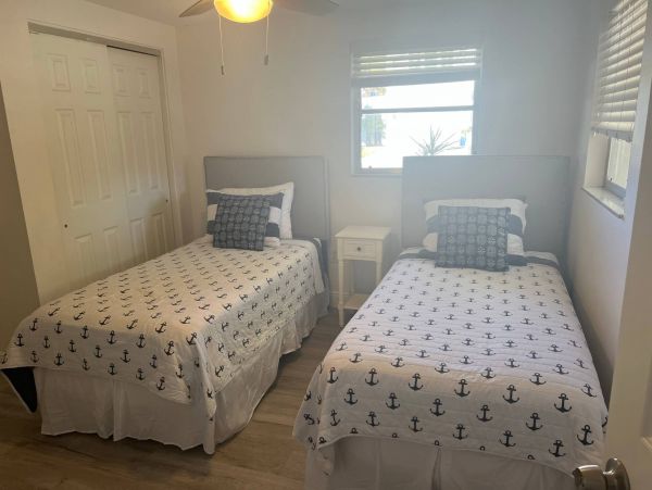 Anna Maria Comfortable 2 Bedroom Duplex Only 2 Blocks from the Gulf