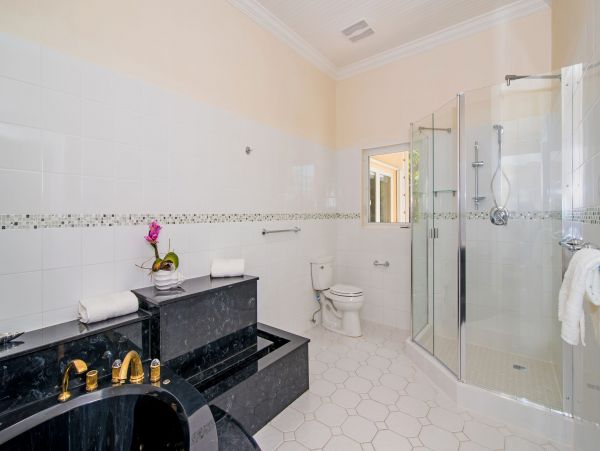Luxury Six Bedroom Vacation Home Sea Views In Cayman Island
