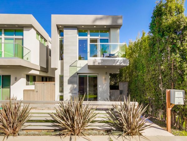 Sleek and Stylish Beach House with Rooftop Deck