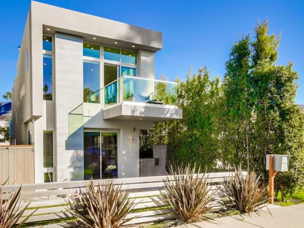 Sleek and Stylish Beach House with Rooftop Deck