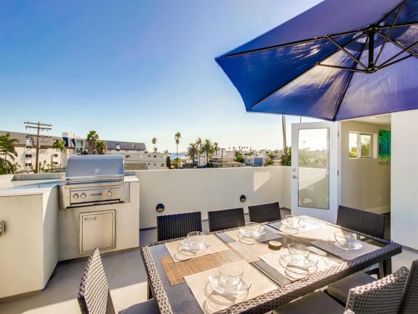 Sleek and Stylish Beach House with Rooftop Deck