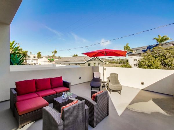 Sleek and Stylish Beach House with Rooftop Deck