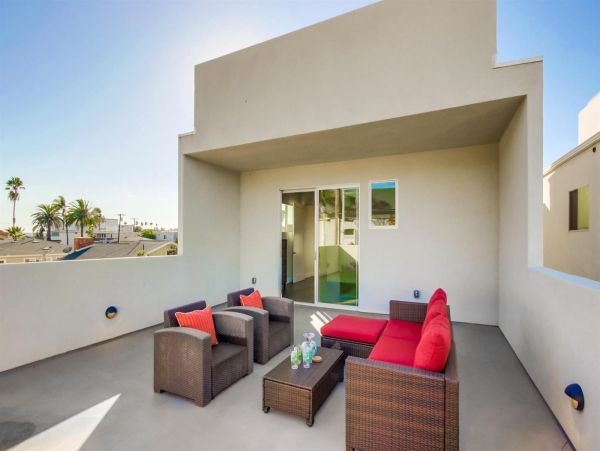 Sleek and Stylish Beach House with Rooftop Deck
