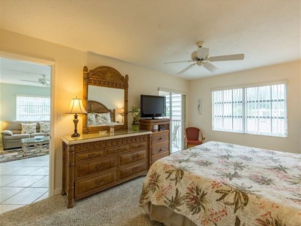 SIESTA KEY CONDO PARTIAL GULF VIEW SLEEPS 6
