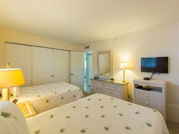 SIESTA KEY CONDO PARTIAL GULF VIEW SLEEPS 6