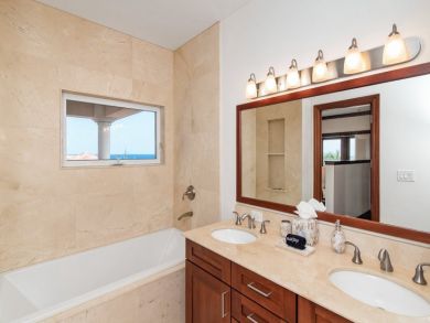 Luxury Three Bedroom Vacation Home in Grand Cayman
