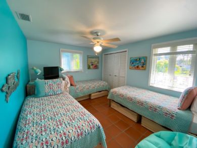 Holmes Beach 2 Bedroom Home Sleeps 6  Private Pool & Spa