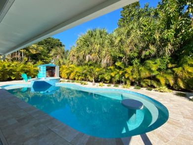 Holmes Beach 2 Bedroom Home Sleeps 6  Private Pool & Spa