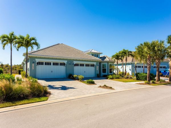 Naples Luxury Villa 2 Bedrooms + Den Waterfront