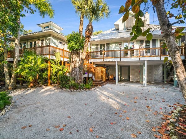 Four Bedroom Vacation Home in Sanibel - Walk to Beach