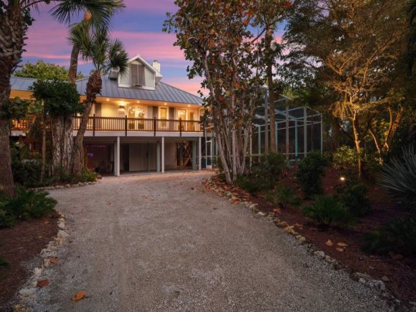 Four Bedroom Vacation Home in Sanibel - Walk to Beach