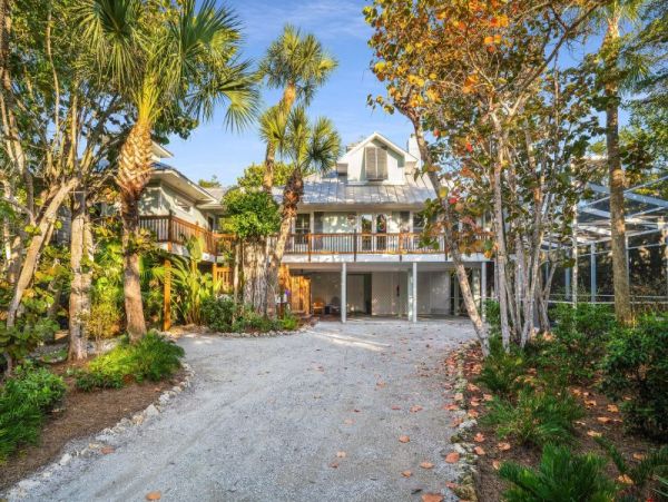 Four Bedroom Vacation Home in Sanibel - Walk to Beach