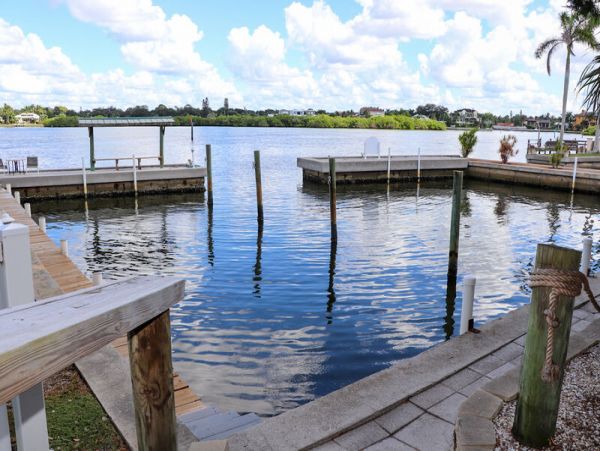 Siesta Key Vacation Condo One mile to Village 4 min walk to Trolley Stop