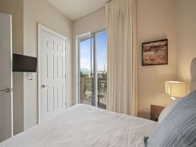 Destin Gulf Front 4 Bedrooms + Bonus Room Vacation Condo