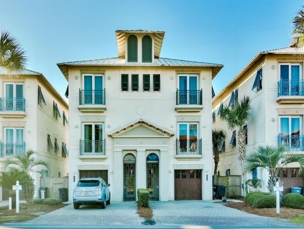 Luxury Five Bedroom Vacation Home Right on the Beach