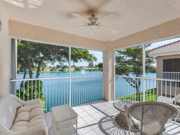 Naples 3 Bedroom Vacation Condo With Beautiful Lake Views