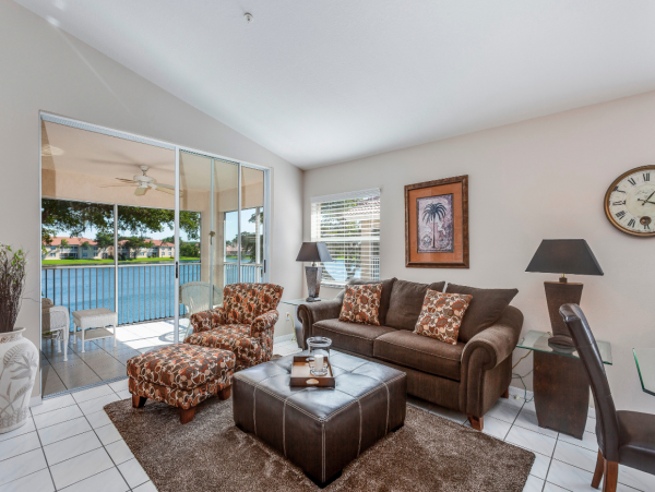 Naples 3 Bedroom Vacation Condo With Beautiful Lake Views
