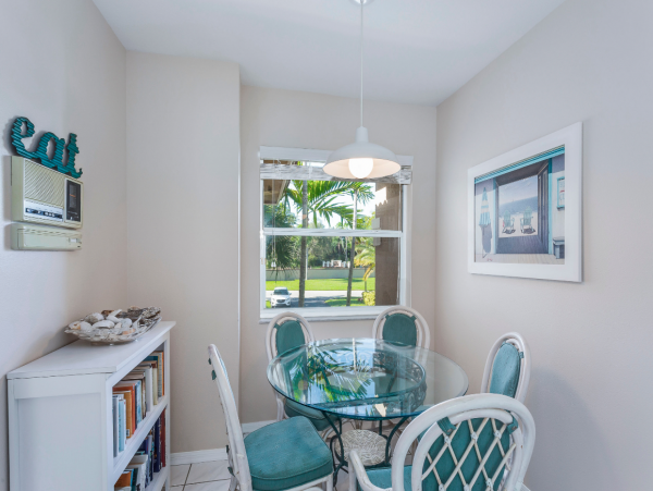 Naples 3 Bedroom Vacation Condo With Beautiful Lake Views