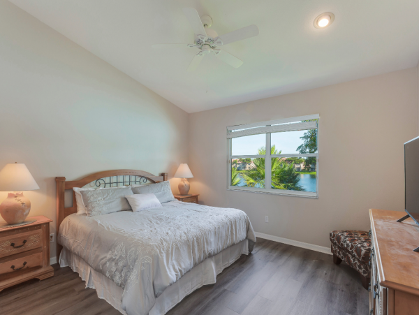 Naples 3 Bedroom Vacation Condo With Beautiful Lake Views