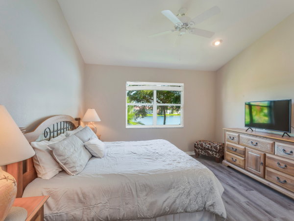Naples 3 Bedroom Vacation Condo With Beautiful Lake Views