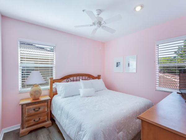 Naples 3 Bedroom Vacation Condo With Beautiful Lake Views