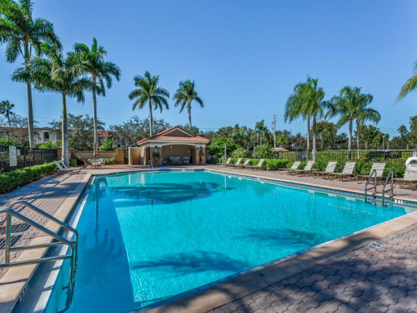 Naples 3 Bedroom Vacation Condo With Beautiful Lake Views