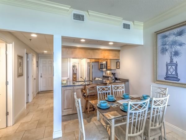 Gulf front 2 Bedroom Condo Communal Pool & Tennis Court