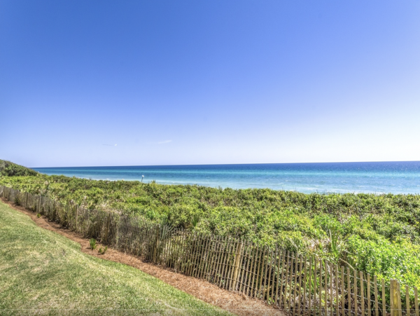 Gulf front 2 Bedroom Condo Communal Pool & Tennis Court