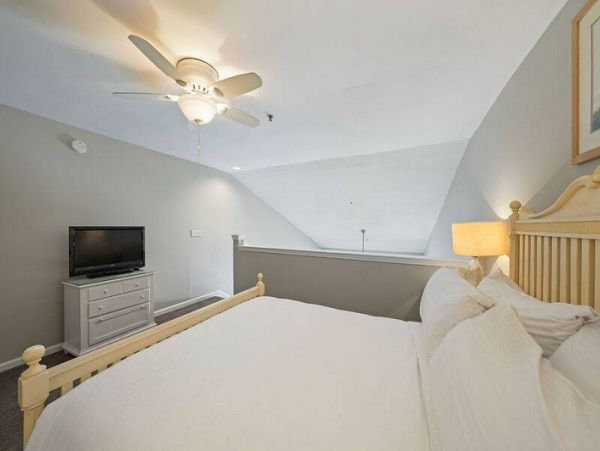 Beautiful Gulf Front Vacation Condo Sleeps Seven Guests