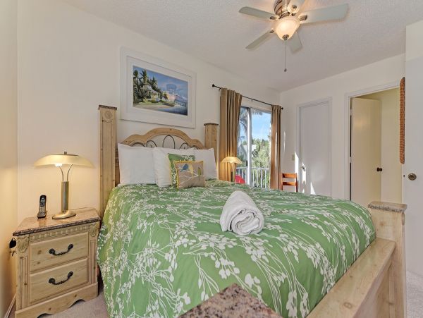 Holmes Beach 3 Bedroom Condo Just a Short Walk To The Beach
