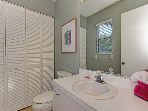 Holmes Beach 3 Bedroom Condo Just a Short Walk To The Beach