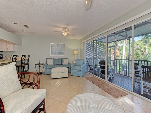 Holmes Beach 3 Bedroom Condo Just a Short Walk To The Beach