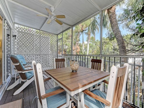 Holmes Beach 3 Bedroom Condo Just a Short Walk To The Beach