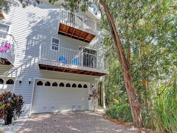 Holmes Beach 3 Bedroom Condo Just a Short Walk To The Beach
