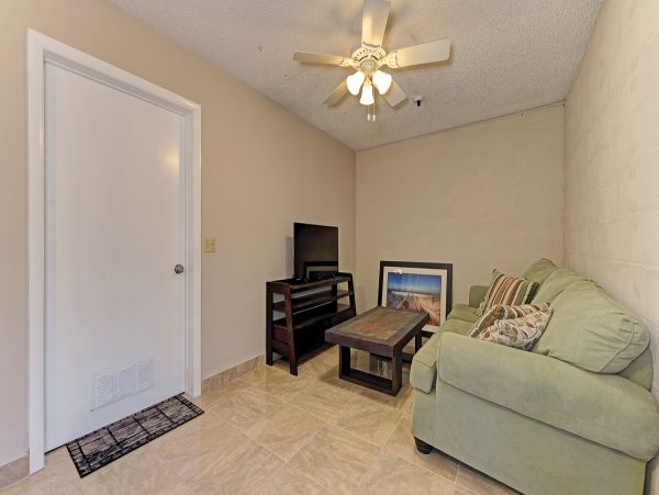 Holmes Beach 3 Bedroom Condo Just a Short Walk To The Beach