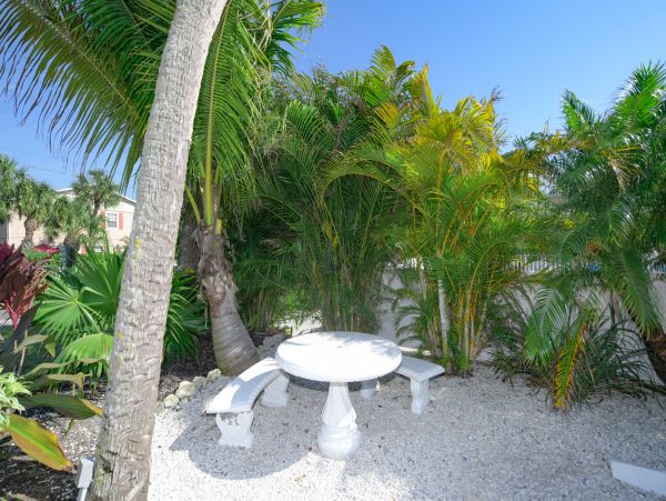 Holmes Beach. Charming Beachy Studio Walk To Beach Sleeps 2