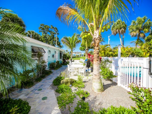 Holmes Beach. Charming Beachy Studio Walk To Beach Sleeps 2